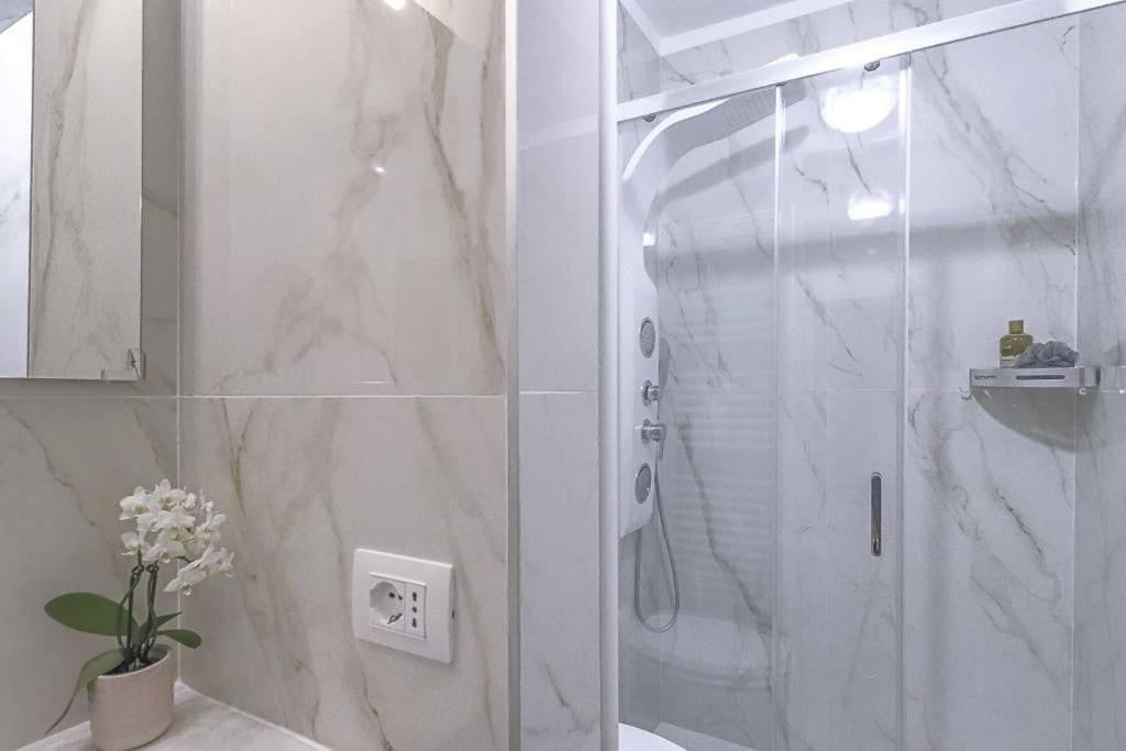 New Private Apt In Como A-C Self Check-In Bagian luar foto